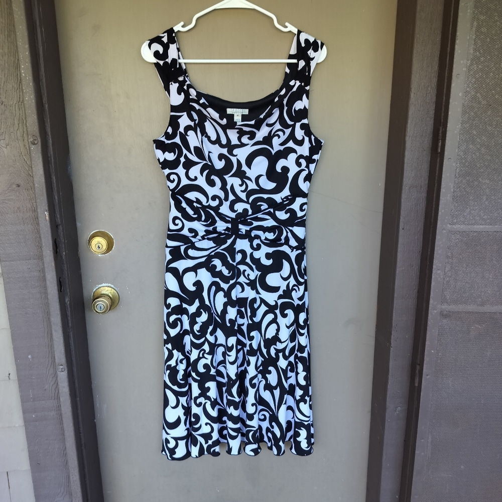 En Focus Petite Black and White Abstract Floral‎ Pattern Knee Length Dress